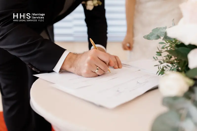 العريس يقوم بتوقيع اتفاقية ما قبل الزواج Prenuptial Agreement